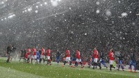 Salju juga masih turun saat kedua tim memasuki lapangan. Foto: Alex Livesey/Getty Images