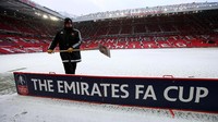 Salju sempat menutup lapangan Old Trafford sebelum laga perempatfinal Piala FA antara Manchester United dan Brighton & Hove Albion, Sabtu (17/3) waktu setempat. Foto: Alex Livesey/Getty Images