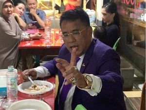 Intip Gaya Makan Pengacara Kondang Hotman Paris Lewat 12 Foto Ini