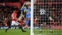 Meski unggul, MU kesulitan menciptakan peluang. Justru MU yang beberapa kali mendapat ancaman. Seperti upaya Jurgen Locadia yang sedikit melambung di atas gawang Sergio Romero. Foto: Michael Regan/Getty Images