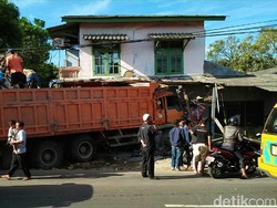 Truk Seruduk Mobil dan Dua Rumah di Sukabumi