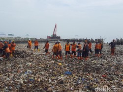 3 Ton Sampah Diangkut dari Teluk Jakarta dalam 3 Jam