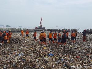 3 Ton Sampah Diangkut dari Teluk Jakarta dalam 3 Jam 3 Ton Sampah Diangkut dari Teluk Jakarta dalam 3 Jam