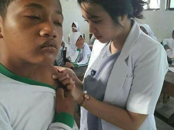 Foto: 10 Ekspresi Lucu Anak Vs Dewasa Saat Disuntik