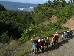 Terangi 4 Desa di Morotai, PLN Angkut Tiang Listrik Lewat Laut