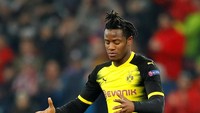 Setelah dipinjamkan Chelsea ke Borussia Dortmund, Michy Batshuayi kembali dipinjamkan ke Valencia musim ini. Striker muda Belgia itu cukup tajam untuk Dortmund dengan mencetak 7 gol dari 10 penampilan saja di Bundesliga. (Foto: Leonhard Foeger/REUTERS)
