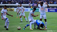 Permainan Arema meningkat pada babak kedua. Arema terus menekan pertahanan Persib. Usaha Arema terbukti. Melalui bola mati, pemain Arema Dendi Santoso sukses mengeksekusi bola ke gawang Persib yang dikawal I Made Wirawan.