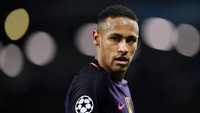 Tapi warna rambut blonde itu tak bertahan lama. Dua bulan kemudian, Neymar sudah tampil dengan rambut cepak. Foto: Shaun Botterill/Getty Images