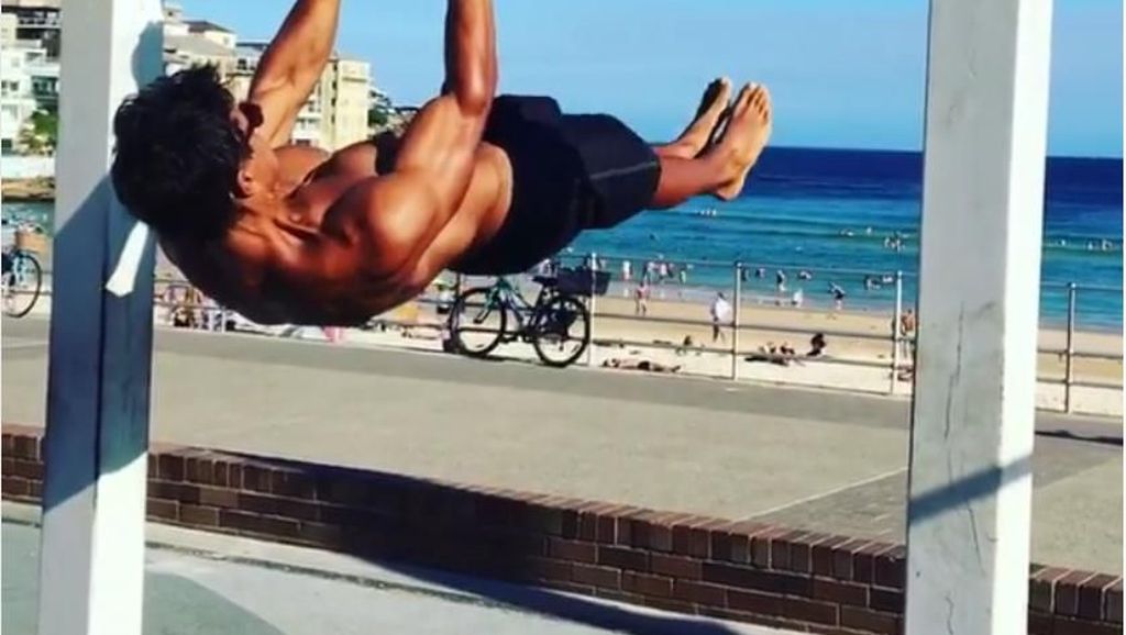 Pose Gokil Pemegang Rekor Dunia Chin Up di Atas Palang Pose Gokil Pemegang Rekor Dunia Chin Up di Atas Palang