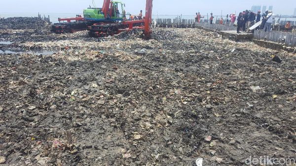 Foto: Sampah di Teluk Jakarta Kini Campur Lumpur