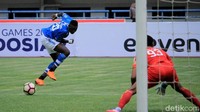 Persib terus menyerang. Namun serangan Persib patah. Banyak peluang yang diciptakan striker Persib asal Chad namun gagal dimanfaatkan dengan baik.