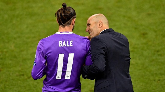 CARDIFF, WALES - JUNE 03:  In this handout image provided by UEFA, Zinedine Zidane, Manager of Real Madrid speaks to Gareth Bale of Real Madrid before he is subbed on during the UEFA Champions League Final between Juventus and Real Madrid at National Stadium of Wales on June 3, 2017 in Cardiff, Wales.  (Photo by Handout/UEFA via Getty Images)