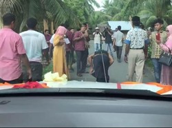 Bukan Limbad, Pria Ini Tarik Mobil Pengantin dengan Rambutnya