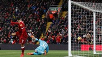 Baru empat menit babak kedua berjalan, umpan silang Salah dituntaskan Roberto Firmino menjadi gol. Foto: Phil Noble/Reuters
