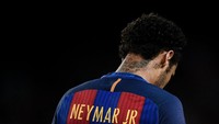 Neymar juga pernah membiarkan rambutnya tumbuh tanpa ditata dengan model tertentu. Gaya ini memperlihatkan rambut Neymar yang keriting. Foto: David Ramos/Getty Images
