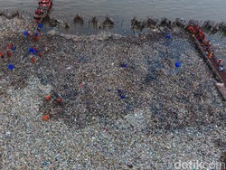 Anies Gandeng Susi Pasang Jaring Penolak Sampah