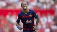 Neymar juga pernah nyaris memangkas habis rambutnya. Seperti yang terlihat pada Oktober 2015 ini. Foto: Gonzalo Arroyo Moreno/Getty Images