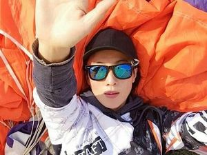 Pakai Baju Seksi di Tengah Salju, Wanita 51 Tahun Ini Viral