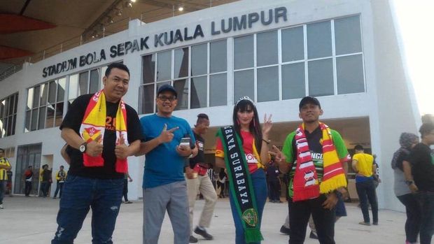 Mejeng di depan Stadion Cheras, Kuala Lumpur, yang jadi markas Selangor FA.