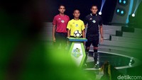 Wasit berpose dengan bola yang akan digunakan dalam Liga 1 2018.
