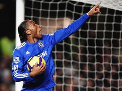 Di tahun 2011 Didier Drogba menjalani operasi plastik. Dia terpaksa melakukannya untuk memperbaiki susunan giginya yang rusak setelah berbenturan dengan kiper Norwich City, John Ruddy. (Clive Mason/Getty Images)