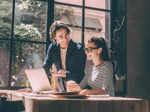 Tips Kerja Produktif di Kantor: Duduk Dekat Jendela