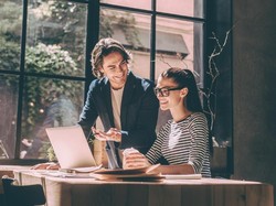 Tips Kerja Produktif di Kantor: Duduk Dekat Jendela