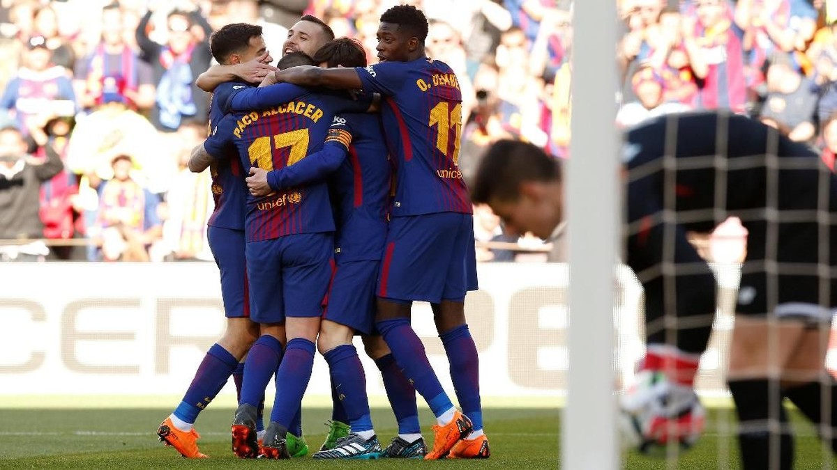 Pemain Barcelona merayakan gol yang dicetak Paco Alcacer ke gawang Athletic Bilbao. Barca menang 2-0 di laga itu. (Foto: Albert Gea/Reuters)