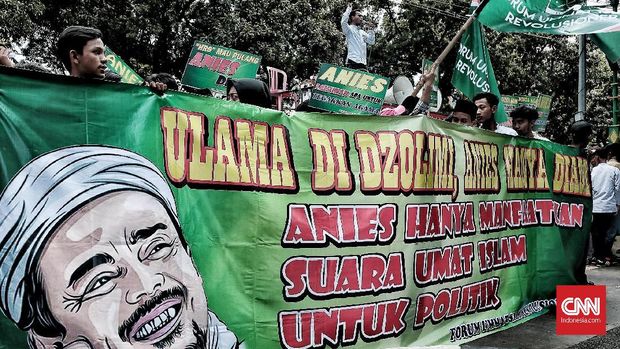 Spanduk dalam aksi demo Forum Umat Islam Revolusioner, di Jakarta, Senin (19/3).