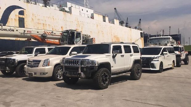 Tersangka Suap, Bupati Latif Akui Tak Sulit Beli Mobil Mewah