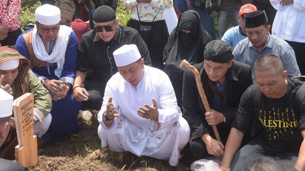 Opick di pemakaman istrinya, Senin (18/3).