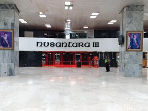 Situasi Sudah Kondusif, Petugas Pemadam Tinggalkan Gedung DPR