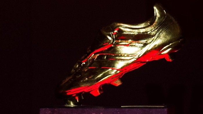 BARCELONA, SPAIN - OCTOBER 20: The Golden Boot Trophy is seen before being awarded to Luis Suarez as the best goal scorer in all European Leagues last season on October 20, 2016 in Barcelona, Spain. Luis Suarez scored 40 goals for FC Barcelona in last seasons Spanish La Liga.  (Photo by Alex Caparros/Getty Images)