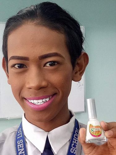 Ekstrem, Aksi Pria Putihkan Gigi Pakai Kuteks Jadi Viral