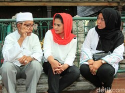 Di Makam Sunan Giri, Puti Dapat Cerita Tentang Bung Karno