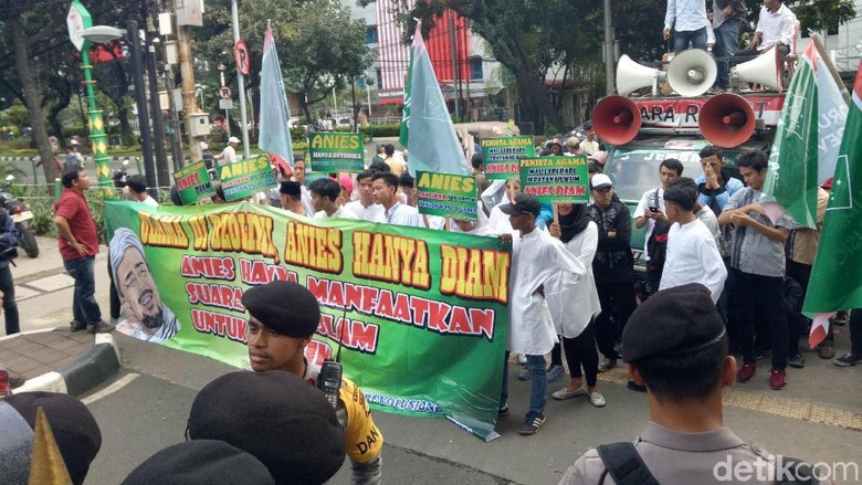 Foto: Pendemo Bakar Foto Anies di Dalam Sangkar Burung Foto: Pendemo Bakar Foto Anies di Dalam Sangkar Burung