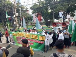 Minta Anies Dukung Habib Rizieq, Massa Demo di Gedung DPRD DKI