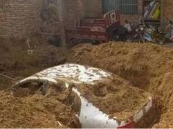 Pelaku Tabrak Lari Kubur Mobilnya di Halaman Rumah