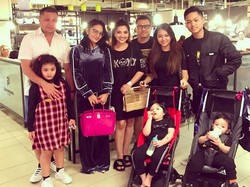 Salam Kompak! Keluarga Krisdayanti dan Ashanty Foto Bareng
