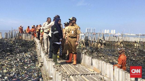 Gubernur DKI Jakarta Anies Baswedan diantara lautan sampah di dekat konservasi mangrove, Muara Angke, Jakarta Utara, Senin (19/3).