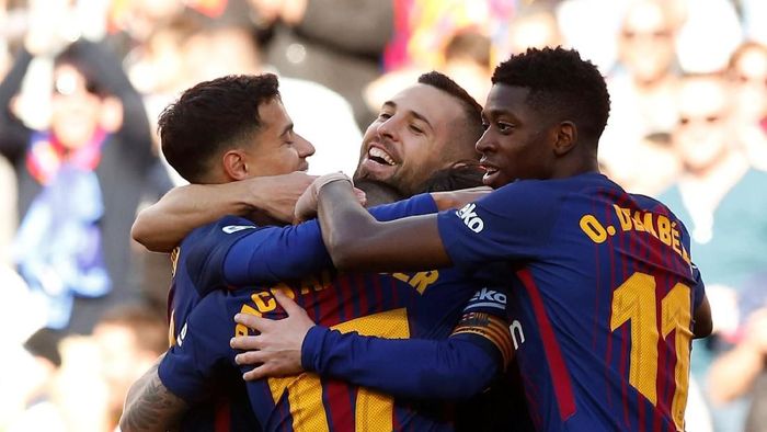 Pemain Barcelona merayakan gol yang dicetak Paco Alcacer ke gawang Athletic Bilbao. Barca menang 2-0 di laga itu. (Foto: Albert Gea/Reuters) Pemain Barcelona merayakan gol yang dicetak Paco Alcacer ke gawang Athletic Bilbao. Barca menang 2-0 di laga itu. (Foto: Albert Gea/Reuters)