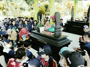 Ramainya Para Fans saat Ziarah Kuburan Nike Ardilla