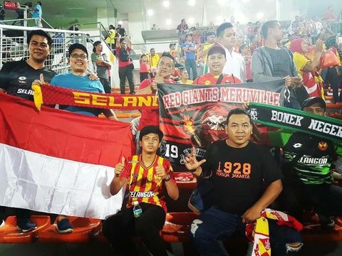 Bersama kawan-kawan suporter Selangor FA asal Indonesia di Stadion Shah Alam, Kuala Lumpur.