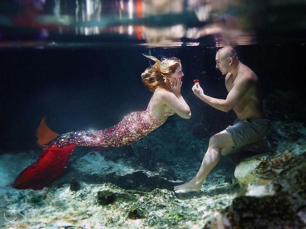 Romantis! Pria Lamar Kekasihnya di Dalam Air Bertema Putri Duyung