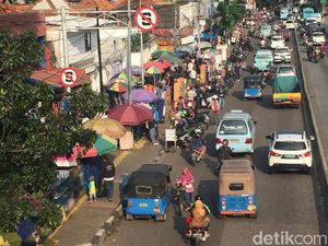 Batal Ditertibkan, PKL Jatinegara Masih Mangkal di Trotoar