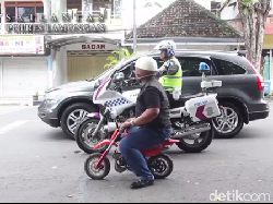 Kocak, Sekali Digeber Moge Polisi, Motor Langsung Ciut