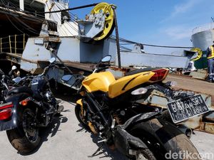 Penuh Perjuangan, Begini Kalau Orang Kurang Tinggi Naik Motor