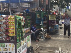 PKL Masih Jualan di Trotoar Jatinegara
