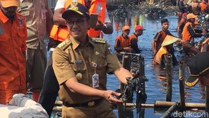 Aksi Anies dan Pasukan Oranye Pungut Sampah Teluk Jakarta