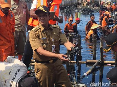 Aksi Anies dan Pasukan Oranye Pungut Sampah Teluk Jakarta